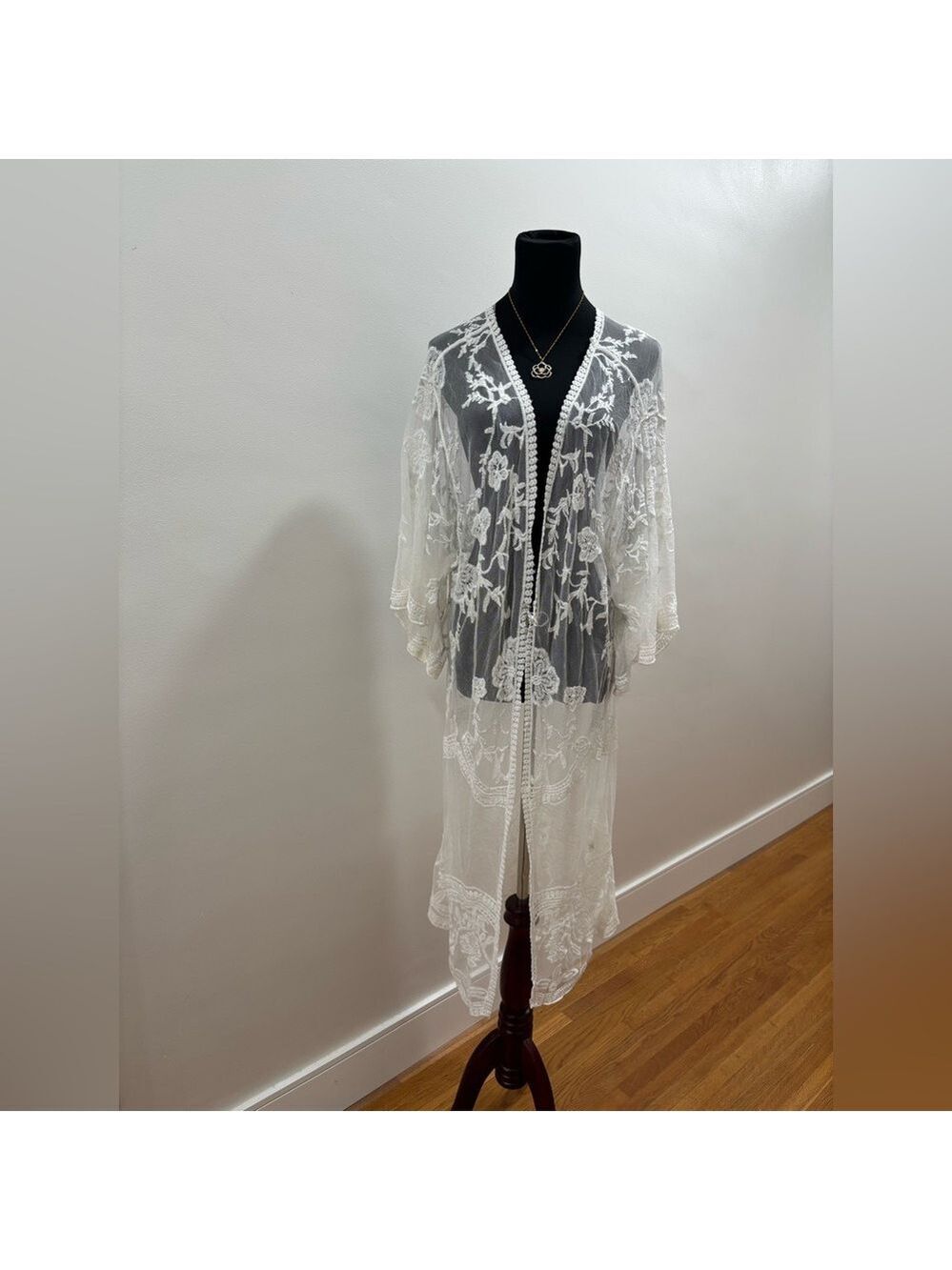 472. A Diva Sheer White Floral Embroidered Kimono Duster
